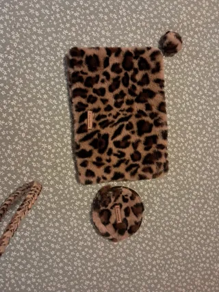 Bolso mano y monedero animal print pelo