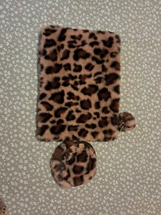 Bolso mano y monedero animal print pelo