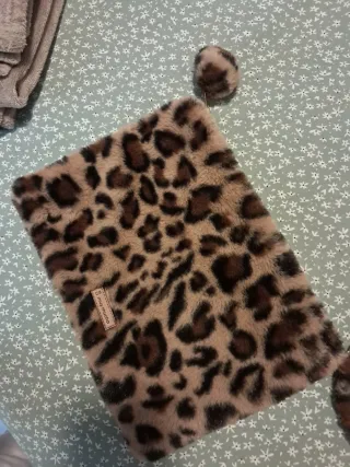 Bolso mano y monedero animal print pelo