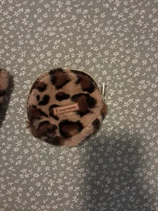 Bolso mano y monedero animal print pelo