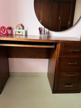 Escritorio de madera con cajones