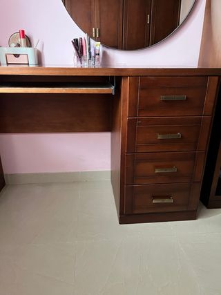 Escritorio de madera con cajones