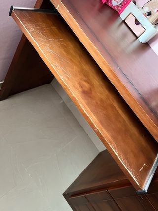 Escritorio de madera con cajones