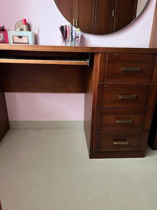Escritorio de madera con cajones
