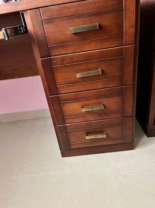 Escritorio de madera con cajones