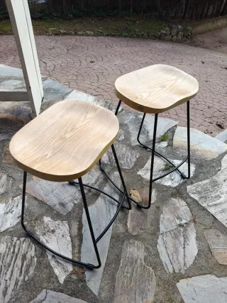 Mesa alta y 2 taburetes madera y metal