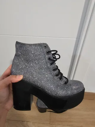 Botas plateadas con cordones