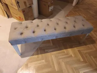 Banco tapizado gris tela y madera