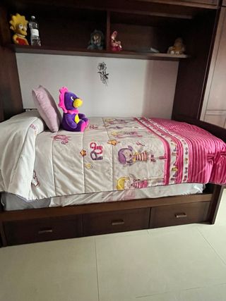 Cama nido de madera oscura