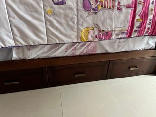 Cama nido de madera oscura