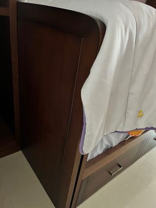 Cama nido de madera oscura