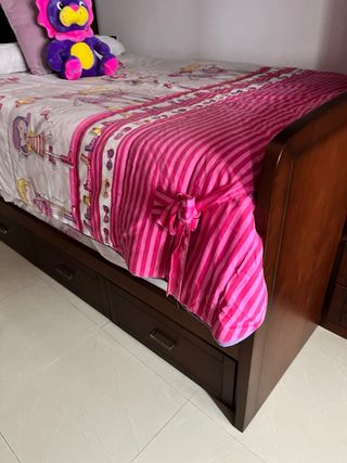 Cama nido de madera oscura