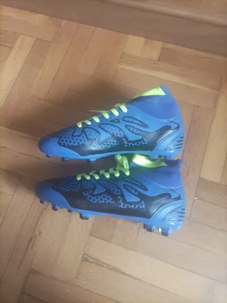 Zapatillas de fútbol azules y verdes