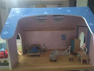 Casa de muñecas de madera