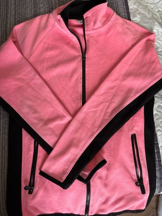 Chaqueta deportiva rosa y negra