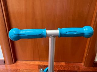 Patinete Globber 3 ruedas azul.