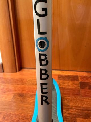 Patinete Globber 3 ruedas azul.
