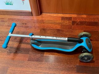 Patinete Globber 3 ruedas azul.