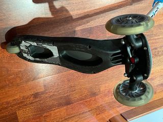 Patinete Globber 3 ruedas azul.