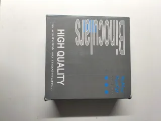 Prismáticos negros con accesorios