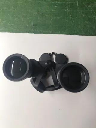 Prismáticos negros con accesorios