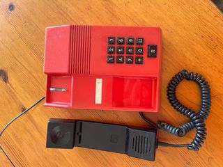 Teléfono fijo rojo vintage