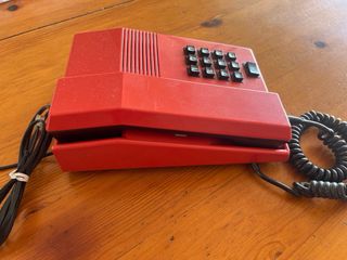 Teléfono fijo rojo vintage