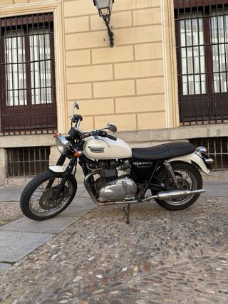 Triumph Bonneville T100 blanca.