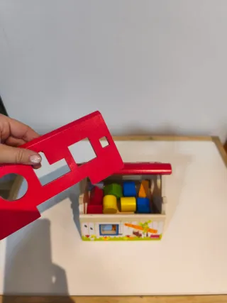 Casita de madera para encajar formas