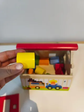 Casita de madera para encajar formas