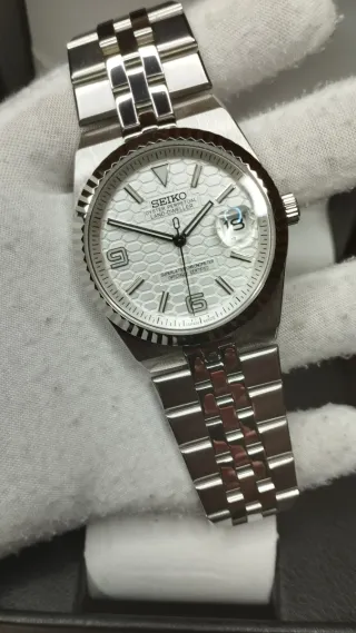 Reloj Seiko Mod Land-Dweller Flat Jubilee Blanco