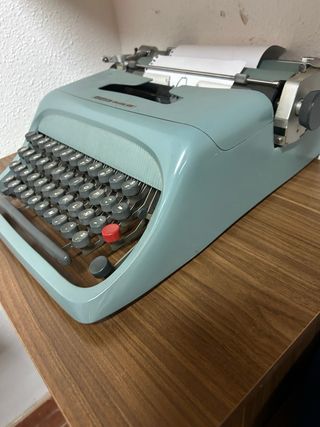 Máquina de escribir Olivetti Studio 44