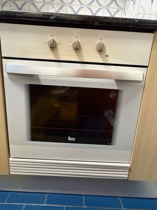 Placa vitrocerámica y horno.