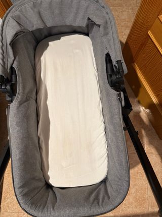 Carro de bebé gris