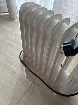 Radiador de aceite blanco y negro