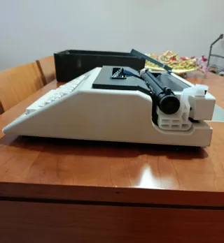 Máquina de escribir Olivetti Lettera 40