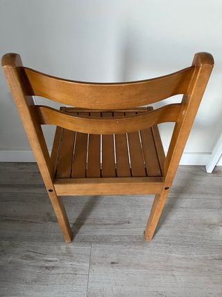 Sillas de madera (2marrones, 4 blancas)