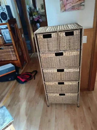 Cómoda de mimbre y metal mide alto 1,05 ancho 0,44