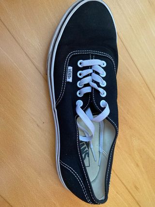 Zapatillas Vans Negras y Blancas