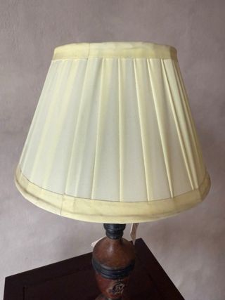 Lámpara de mesa de diseño madera y tela