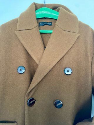 Abrigo largo marrón camel doble botonadura