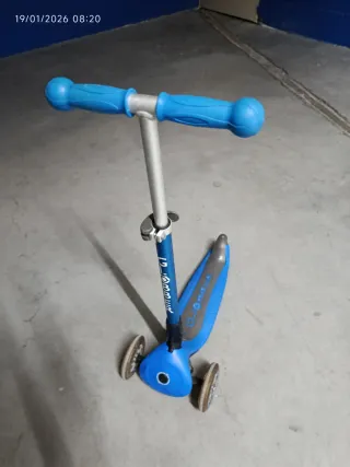 Patinete Globber 3 ruedas luces LED color azul