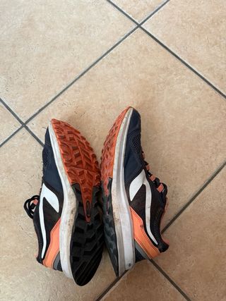 Scarpe sportive molto usate