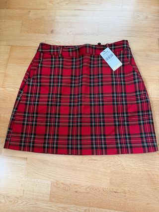 Falda escocesa roja y negra