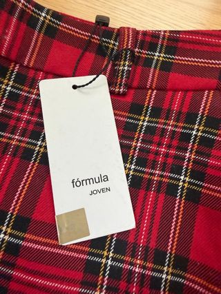 Falda escocesa roja y negra