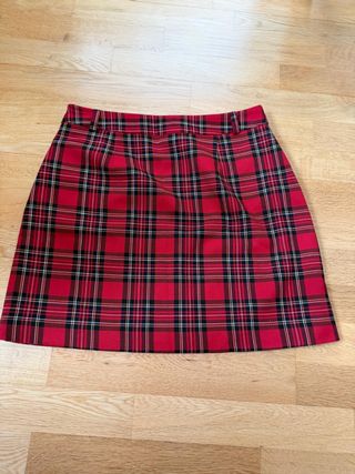 Falda escocesa roja y negra