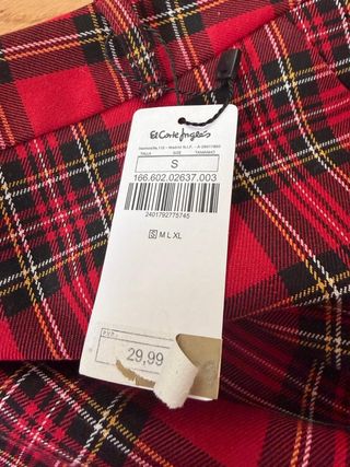 Falda escocesa roja y negra