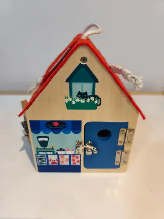 Casita de madera para habilidades motrices