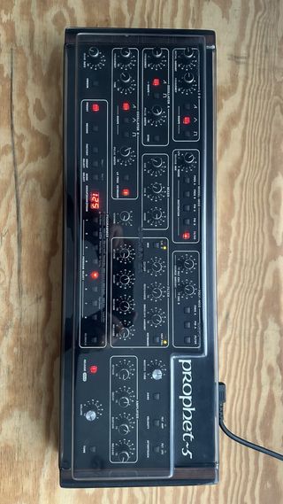 Sintetizador Sequential Prophet 5 + Decksaver