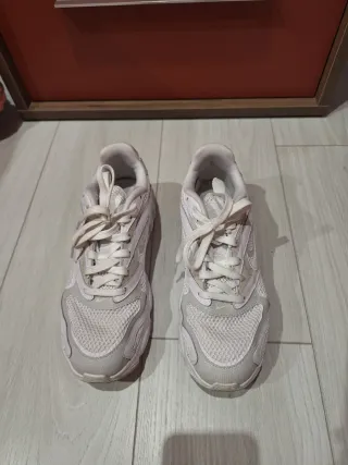 Zapatillas Nike grises y blancas